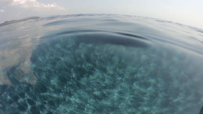 夏季室外游泳池的水波面，天空中有云的运动场景