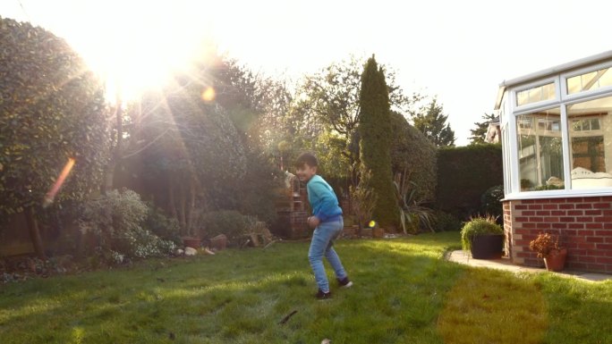 和爸爸在花园里踢足球