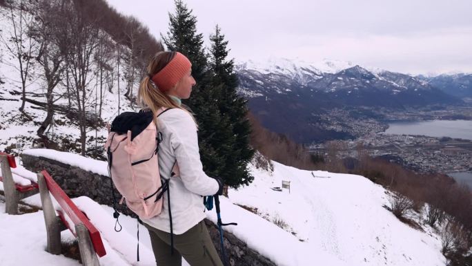 徒步旅行的女人休息一下，凝视着令人惊叹的风景