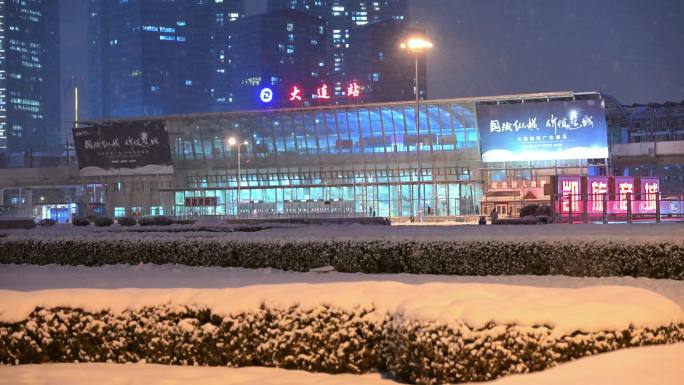 大连站前轻轨站雪景 夜景