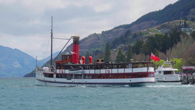 新西兰皇后镇百年蒸汽船出港