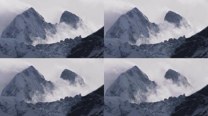 白雪皑皑的山峰在蓝雾的晨景