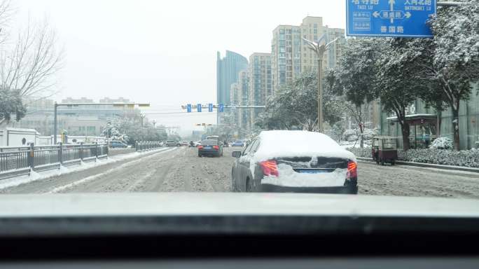 防滑轮胎 马路积雪 道路积雪 十字路口