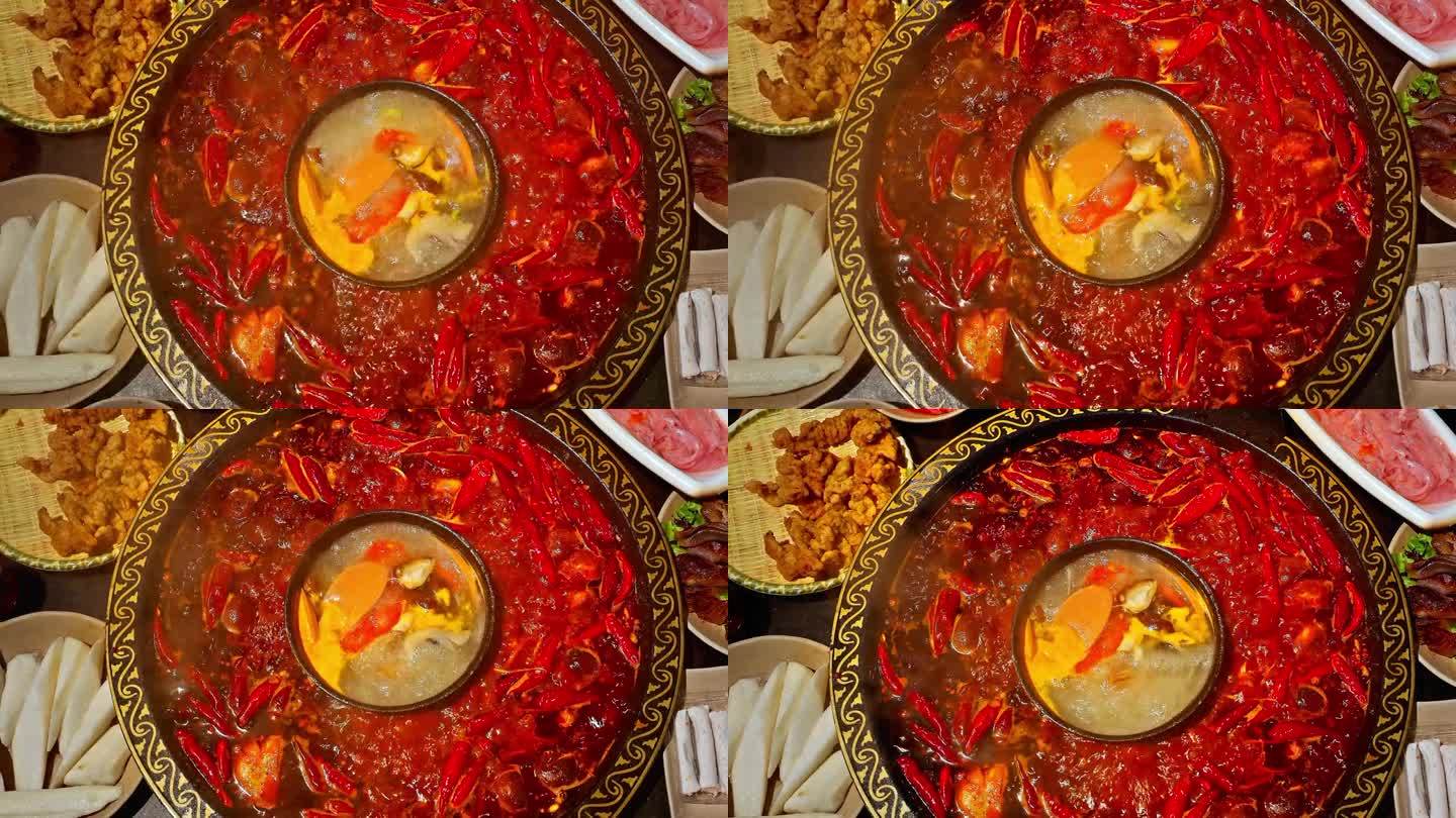 中国的麻辣火锅。一层红辣椒漂浮在沸腾的火锅底。