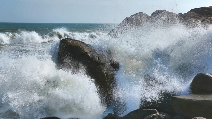 海浪冲击礁石