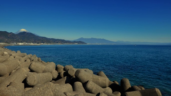 湛蓝的天空和美丽的阳光照在海上和富士山