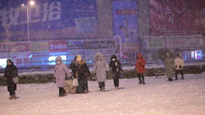 大连站前凯旋广场雪景人流 夜景