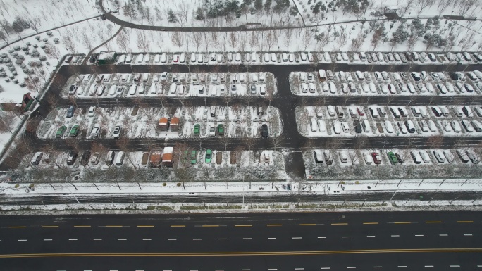 大雪中的停车场