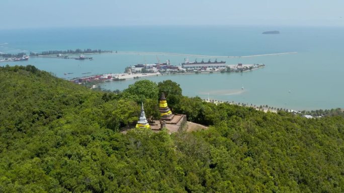 开曼山的两塔(黑白塔或两兄弟塔)。泰国宋卡，Singhanakhon，花考的宋卡古镇