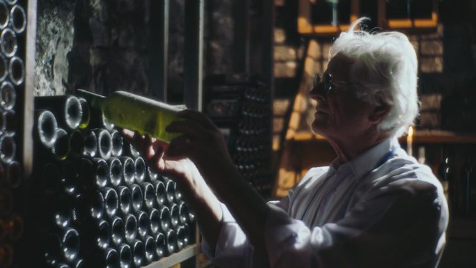 SLO MO揭开葡萄酒遗产:酒窖的低语，酒商的仪式在尘埃和奉献，酒厂，葡萄酒，酒窖