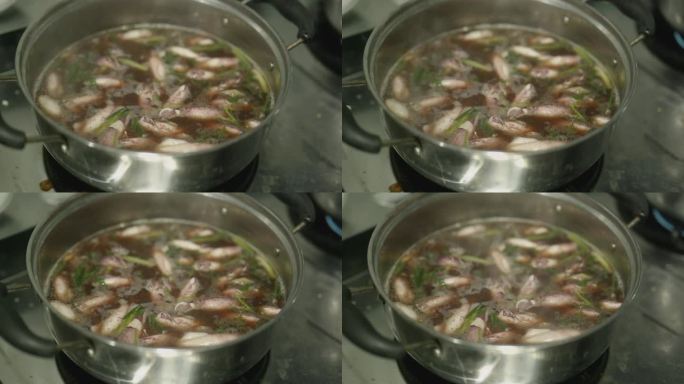 用黑水煮鱿鱼，泰国海鲜风格。