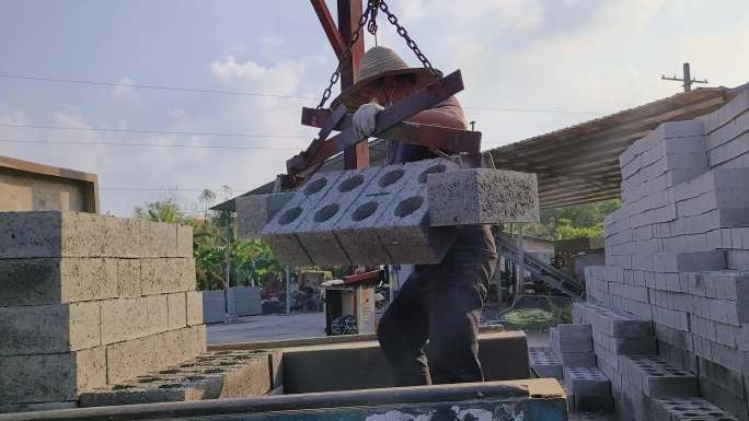 水泥厂产品运输 运输工具装车水泥砖成品