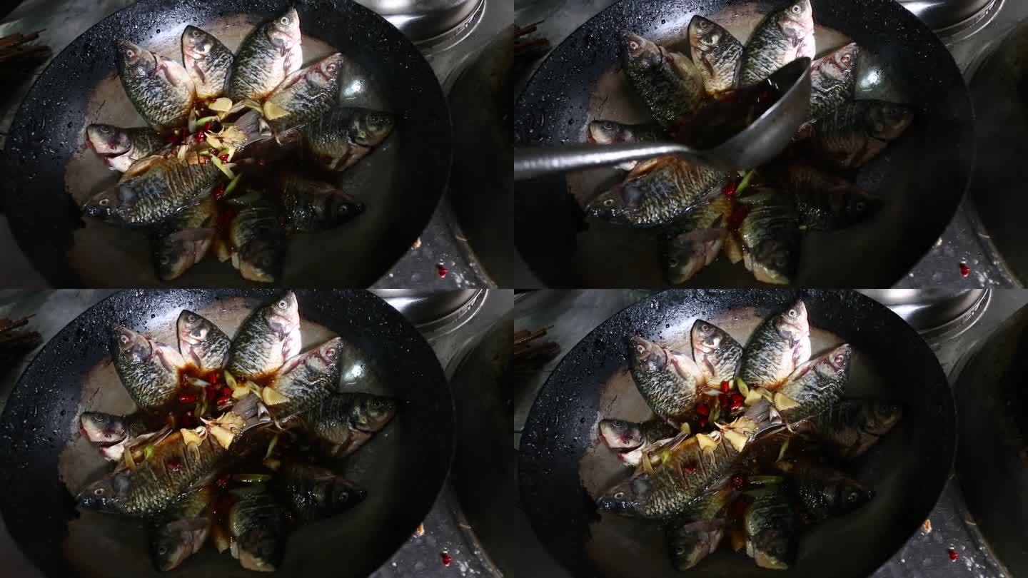 在锅里炖鱼