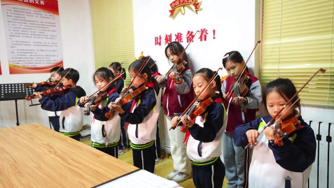 学习小提琴的孩子们