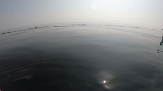 夏季室外游泳池的水波面，天空中有云的运动场景