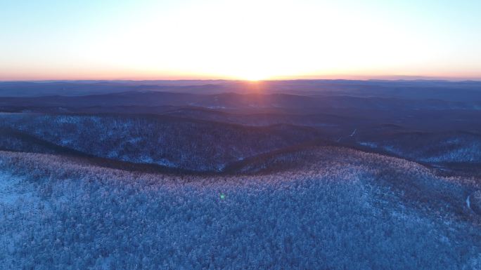 航拍大兴安岭冬季雪色山林晨曦