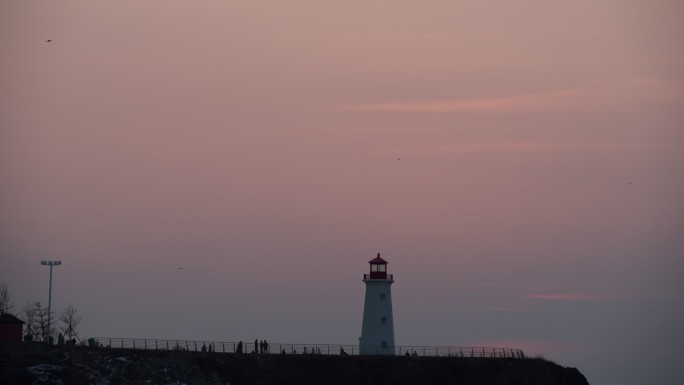 冬季爱情灯塔夕阳情侣游客风景区泊霞湾素材