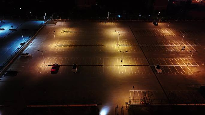 夜晚停车场