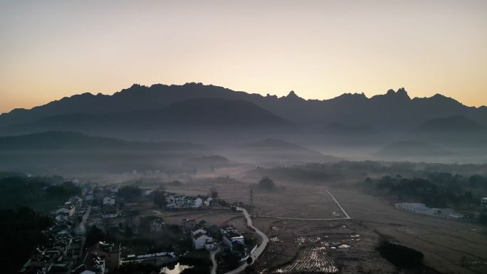 清晨的山下村落