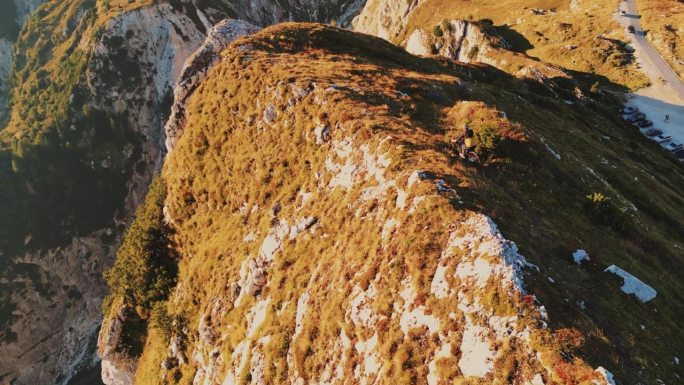 无人机拍摄的决心骑自行车在巨大的岩石悬崖在阳光明媚的一天
