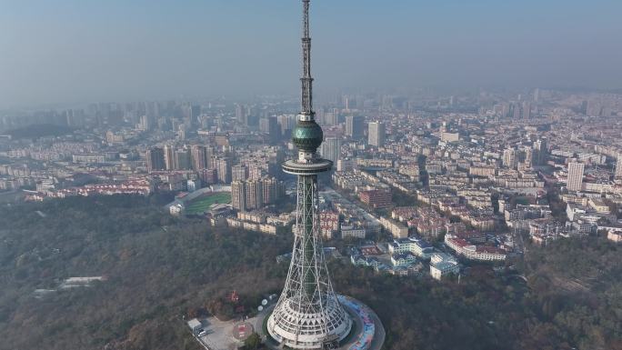 航拍山东青岛市区信号山塔