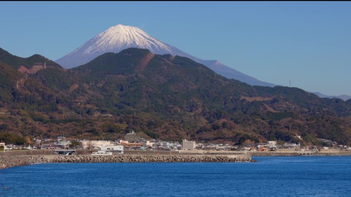 湛蓝的天空和美丽的阳光照在海上和富士山