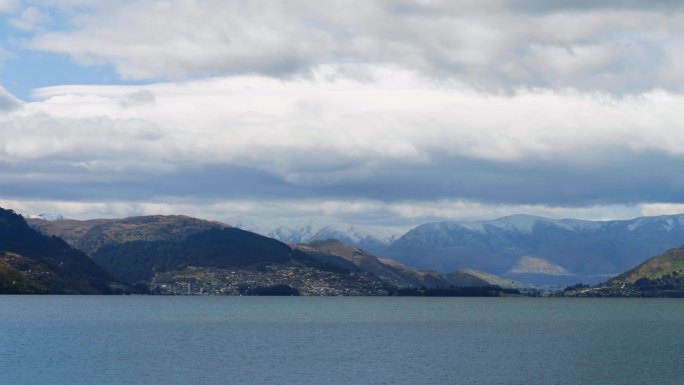 新西兰皇后镇的雪山和湖水
