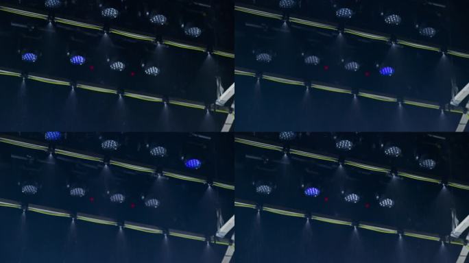 电影制片厂的特效雨机，天花板上挂满了电影灯。当水从设备上的洒水器中喷射出来时，Led电影灯就会闪烁。