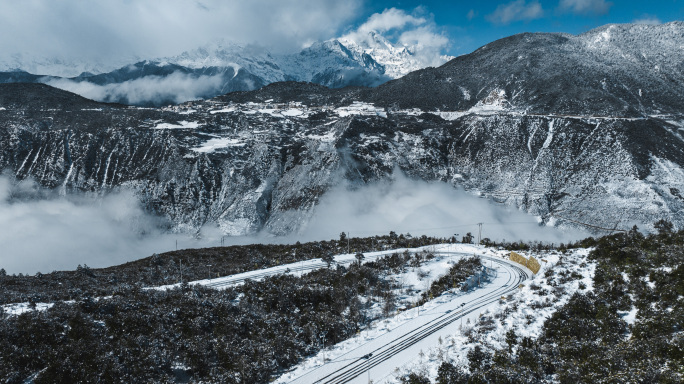 航拍大雪后的梅里雪山雾浓顶及德钦县城