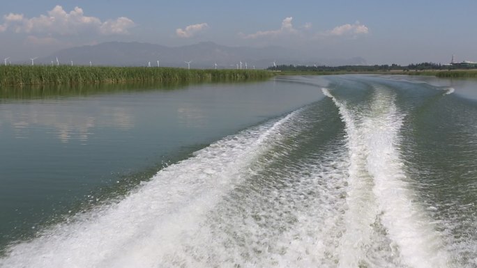 湖面 开船 游艇 水泛起涟漪