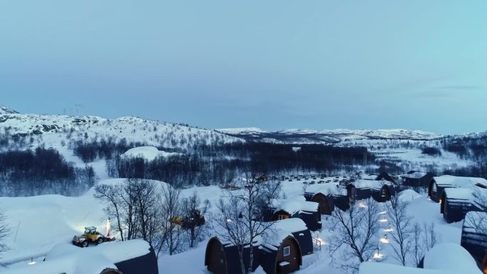鸟瞰图:挪威比约内瓦滕的雪特酒店Kirkenes和Gamme北极光小屋。