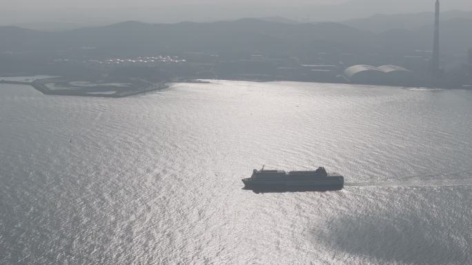 航拍驶出威海港前往大连的跨海渡轮葫芦岛号