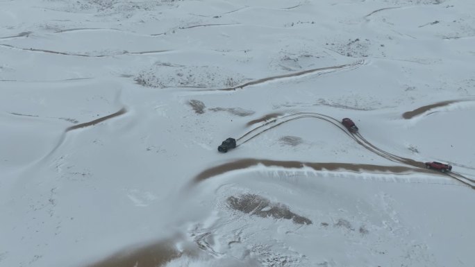 雪天沙漠越野