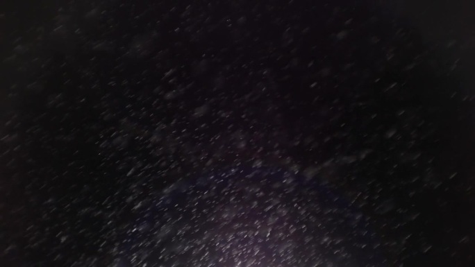 降雪。快速对角线下降闪闪发光的粗糙的雪在黑色的背景。完美的添加雪到您的视频。自然特效。α无光