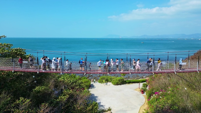 海南三亚西岛蓝天牛王岭海洋岛屿索桥风景