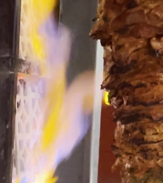 墨西哥马萨特兰市中心的一家露天餐厅里，烤肉和牛肉被切成薄片