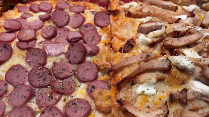 木质表面上带肉的切片披萨特写
