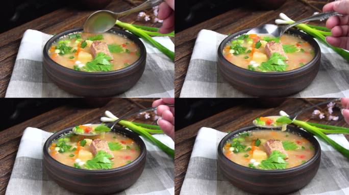 烟熏排骨豌豆汤-用勺子舀汤