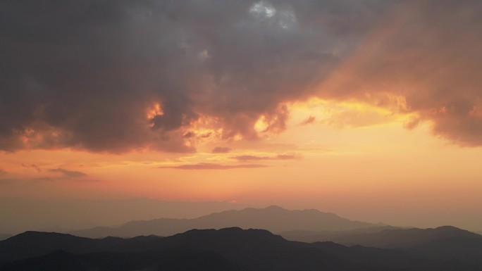 山林黄昏暮霭沉沉