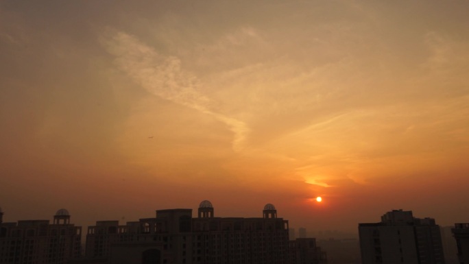 夕阳西下夜幕降临城市剪影夕阳黄昏天空云彩