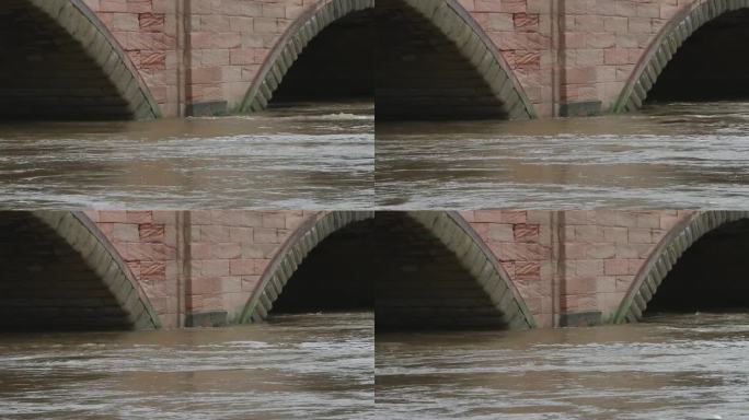 塞文河在洪水中，在比德利的桥周围流动。伍斯特郡。英国。2023年12月