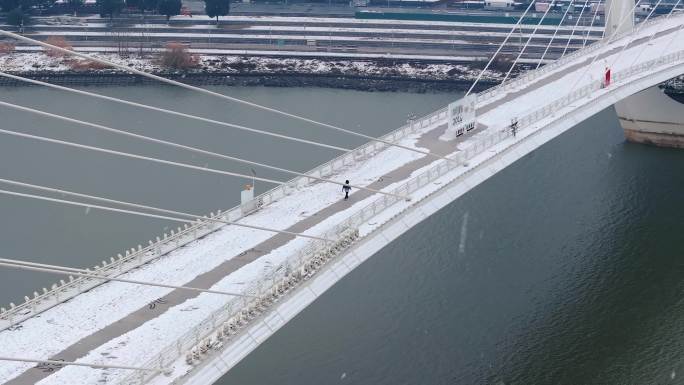 雪中南京之眼步行桥行走的人