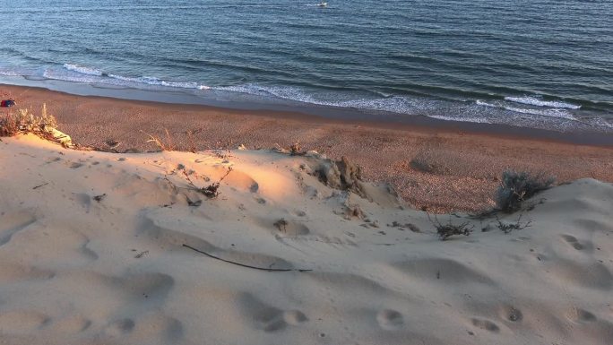 阿雷诺西略海滩，位于西班牙韦尔瓦。探索这个海滨天堂的宁静之美，阳光普照的沙滩和大西洋有节奏的潮起潮落