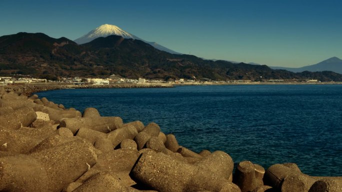 湛蓝的天空和美丽的阳光照在海上和富士山