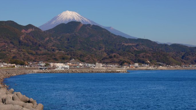 湛蓝的天空和美丽的阳光照在海上和富士山