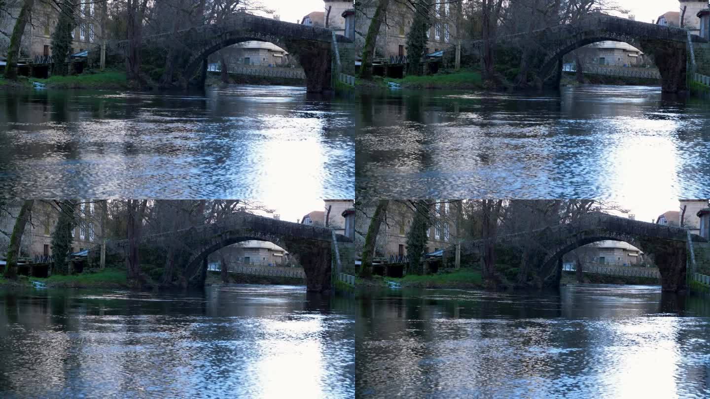 水在流动时闪烁，光线反射出明亮的罗马桥