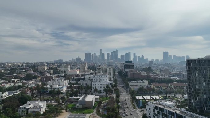 在洛杉矶的韩国城驾驶无人机。可以看到洛杉矶市中心的天际线。