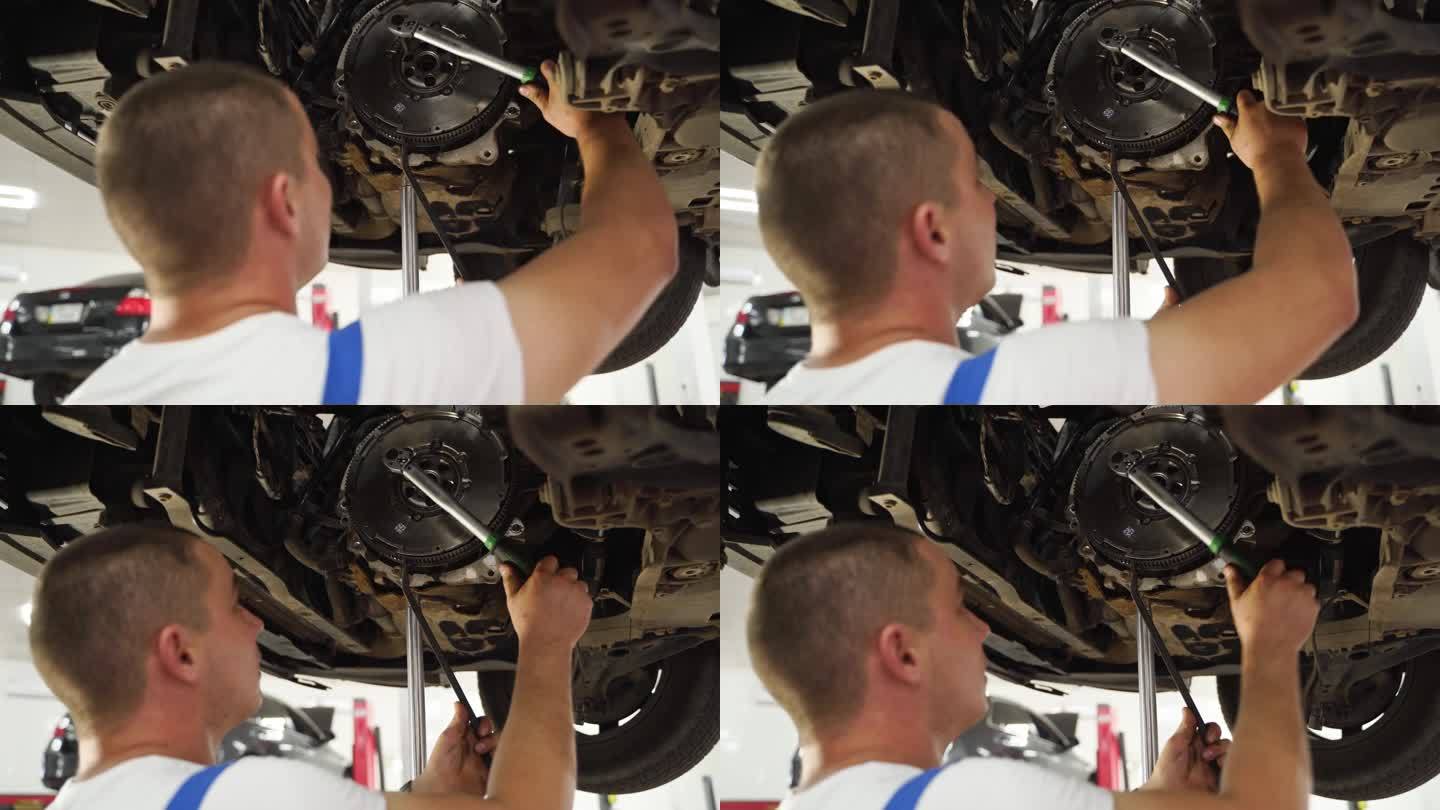 汽车修理工安装新的离合器总成。视频详细展示了变速箱的维修，重点是离合器片、盖板、释放轴承的安装。车间