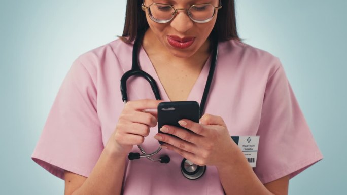 女性，手和手机在医疗保健与特写工作室在蓝色背景的社交媒体模型。女性员工或护士，有技术，晋升或刷卡提供