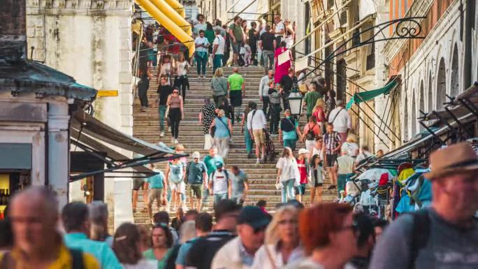 意大利威尼斯，里亚托桥，风景如画的中世纪拱形石桥，穿过有商店和餐馆的大运河